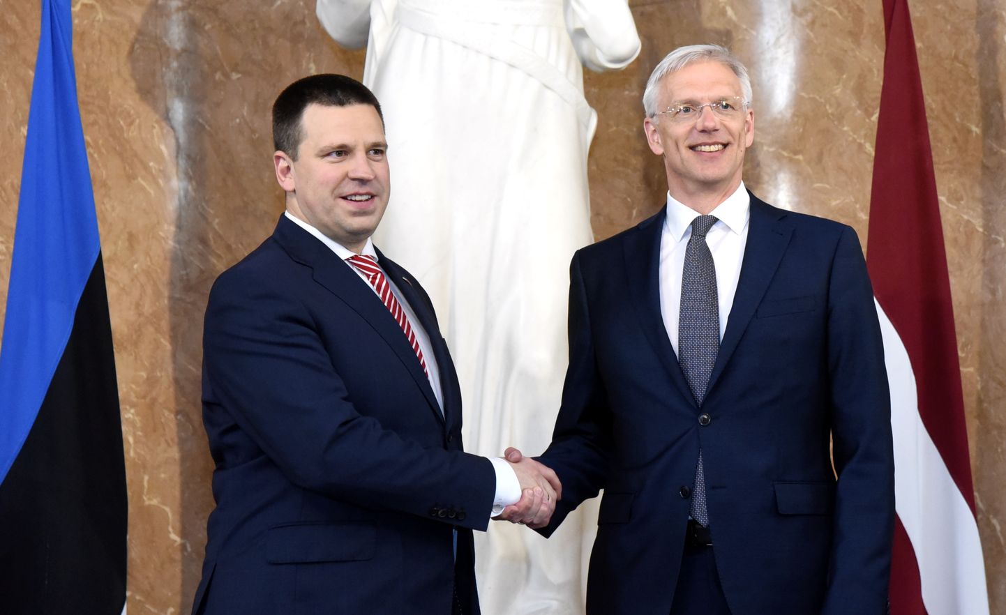 Ministru prezidents Krišjānis Kariņš (no labās) un Igaunijas Ministru prezidents Jiri Ratass tikšanās laikā Ministru kabinetā.