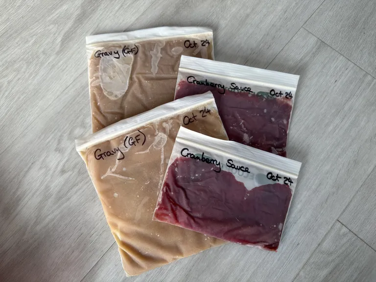 Vedelad toidud lähevad taassuletavasse kotti, mis patsutatakse tasaseks, et need vähem ruumi võtaks.