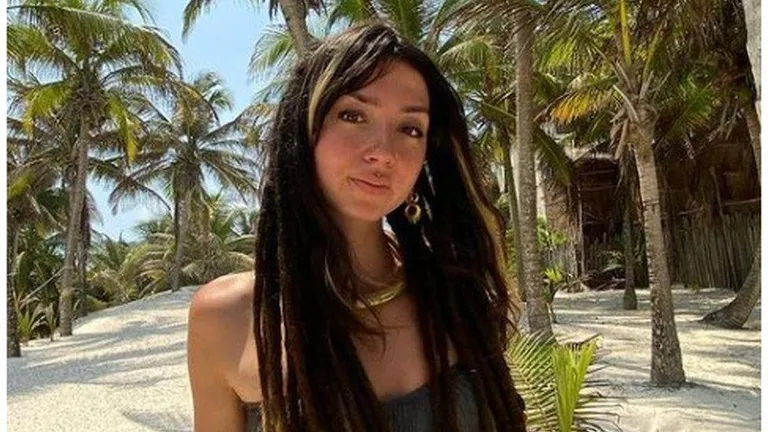 Фотография молодой девушки на фоне пальм
