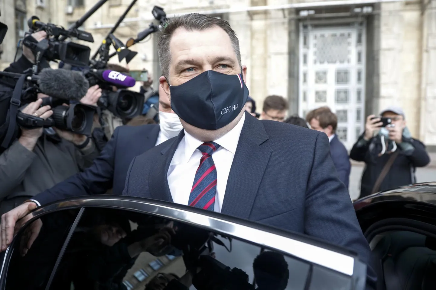 Tšehhi Vabariigi suursaadik Venemaal Vitezslav Pivonka lahkub Venemaa välisministeeriumi peahoonest. Tšehhi on kutsunud Euroopa Liidu riike seisma vastu Venemaa diplomaatilistele rünnakutele.