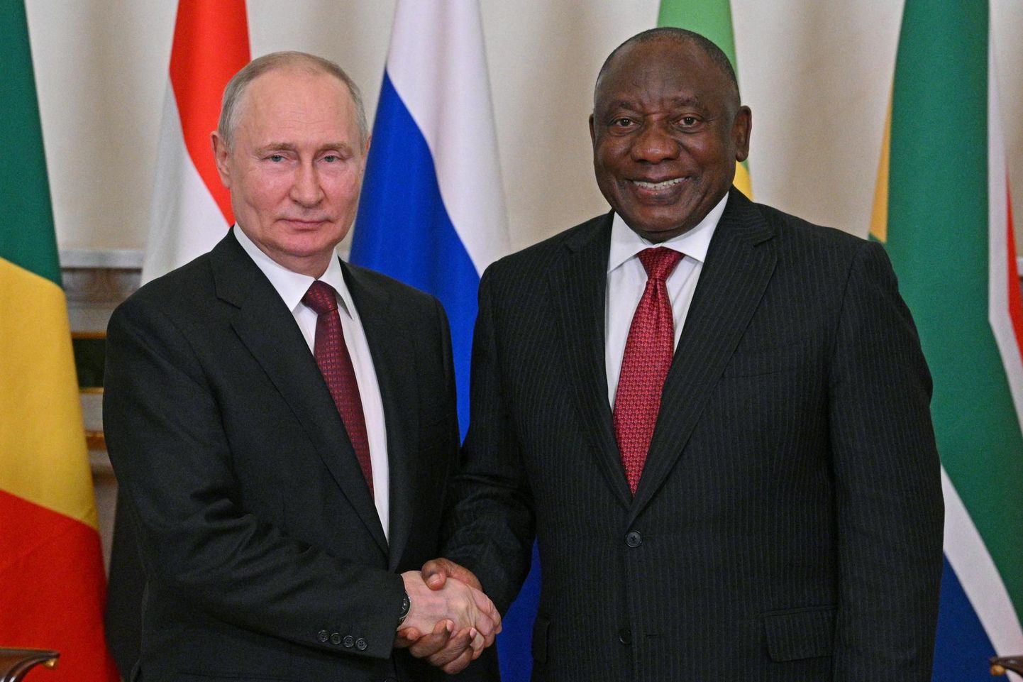 Lõuna-Aafrika Vabariigi president Cyril Ramaphosa selle aasta juunis Peterburis Vladimir Putiniga kohtumas. FOTO: Ramil Sitdikov/RIA Novosti/AP/Scanpix