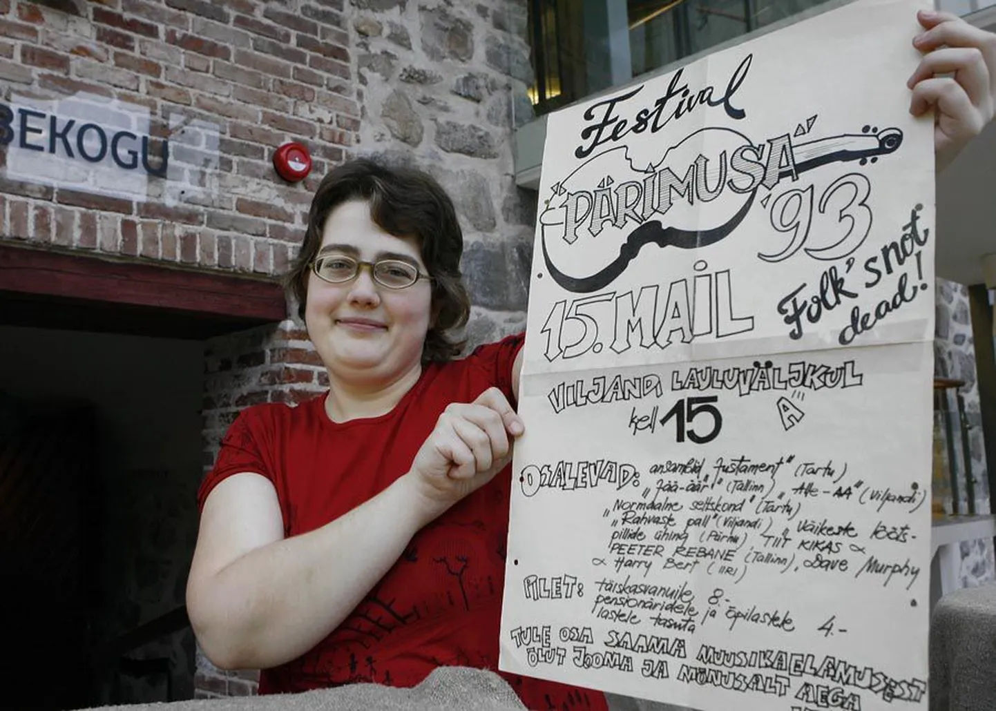 Teabekogu hoidja Tiina Soopa uurib ainueksemplarina säilinud esimese
pärimusmuusika festivali plakatit, mille joonistas 1993. aasta varasuvel Ando Kiviberg.