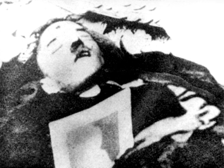 Kinnitamata andmetel on sellel fotol Adolf Hitleri surnukeha
