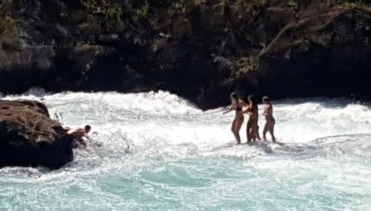 Saksa turistide tehtud foto Waikato jõe kärestikul hätta sattunutest