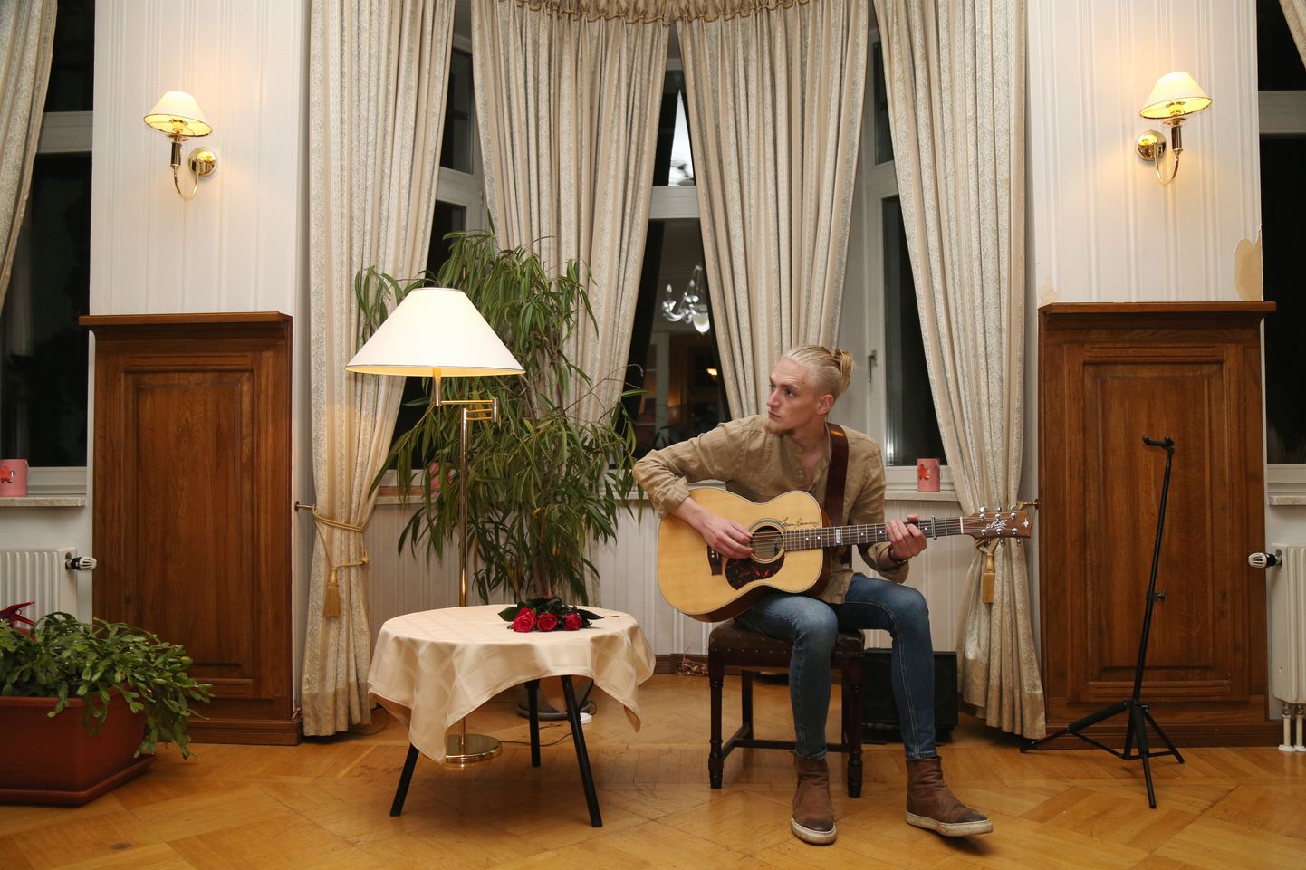 Paul Neitsov andis soolokontserdi Tartu kristlikule noortekodule kuuluvas Bergmanni villas.