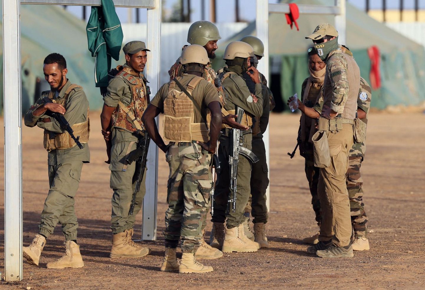 Prantsuse eriväelane Takubal Mali sõdureid õpetamas.