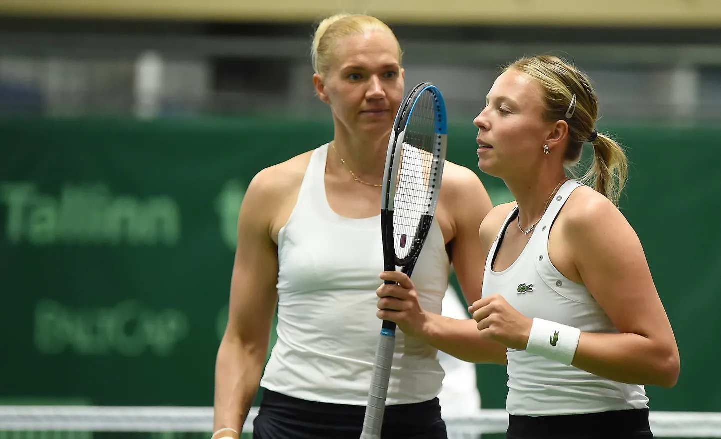 Kaia Kanepi (no kreisās) un Anete Kontaveita