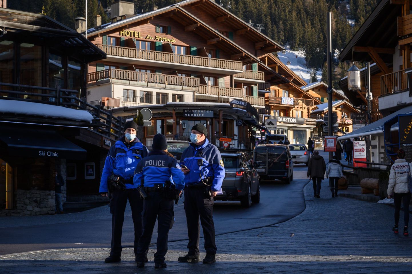 Швейцарская полиция в курортном местечке Вербье.