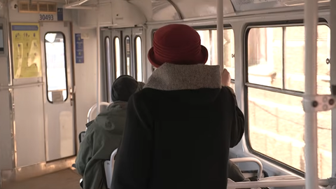 VIDEO ⟩ Pasažiere gūst traumu tramvajā. Kurš maksās par ārstēšanos?