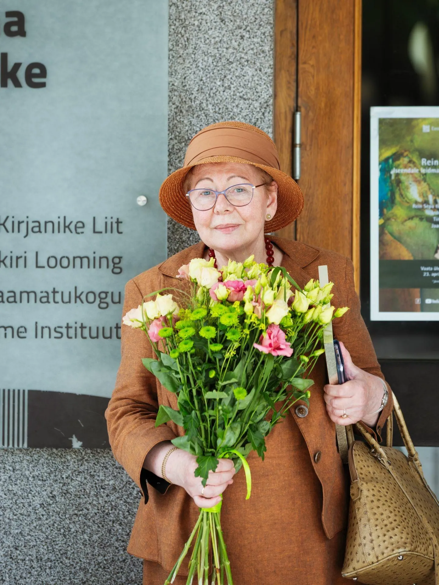 Juta Kivimäe Tallinna kirjanike maja ees. 