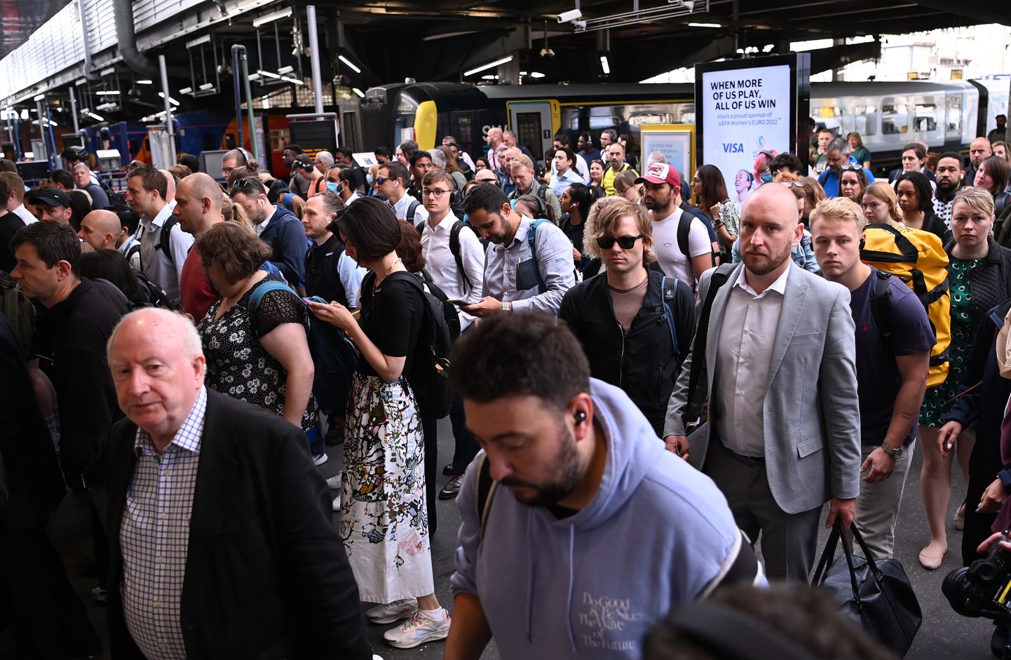 Kimbatuses reisijad Londoni Waterloo jaamas 21. juuni streigipäeval.