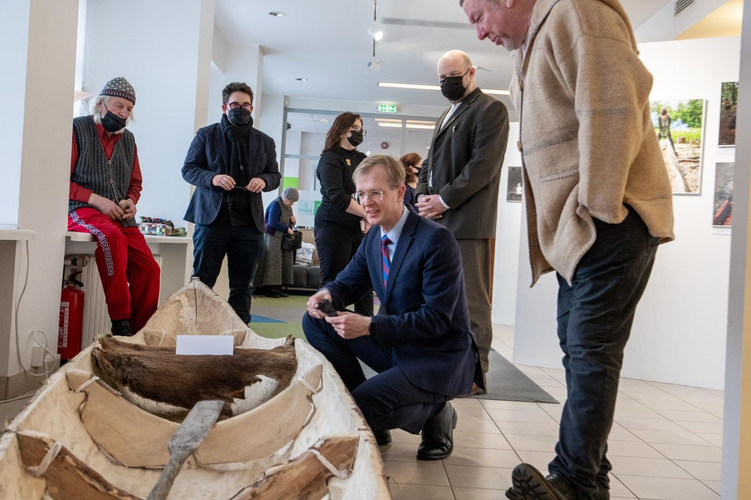 Kultuuriminister Tiit Terik andis Pärnu visiidil Soomaa haabjakultuuri eestvedajatele üle UNESCO sertifikaadi ja tutvus uue kunsti muuseumis sel puhul avatud näitusega “Ühepuupaadiga UNESCOsse”.