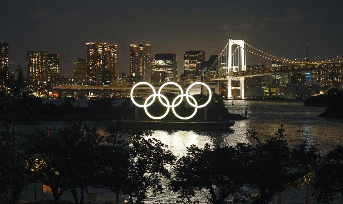 Olümpiarõngaste monument Tokyos.