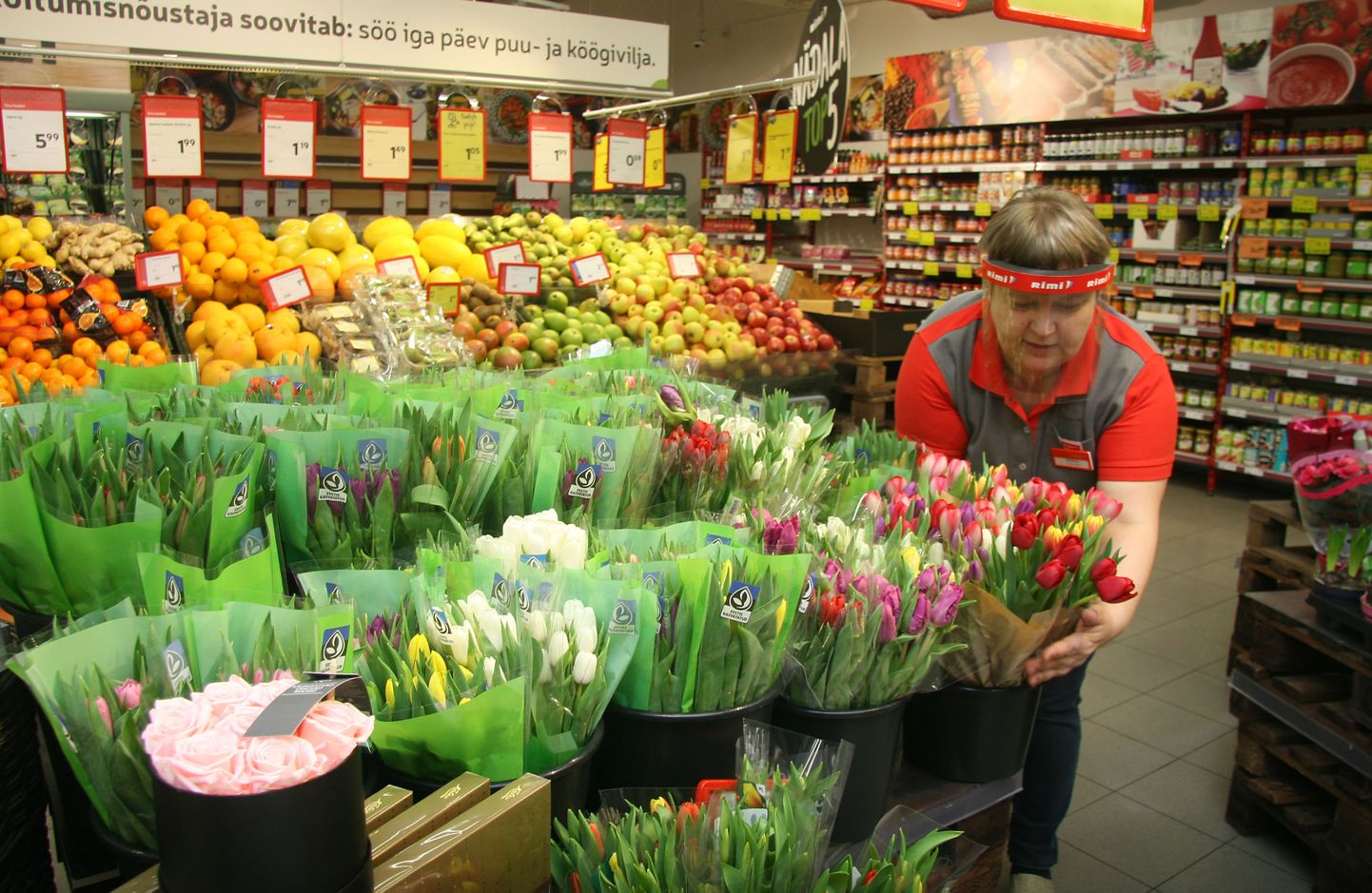 В сетевых магазинах к предстоящему празднику уже готовы - цветов завезли много.