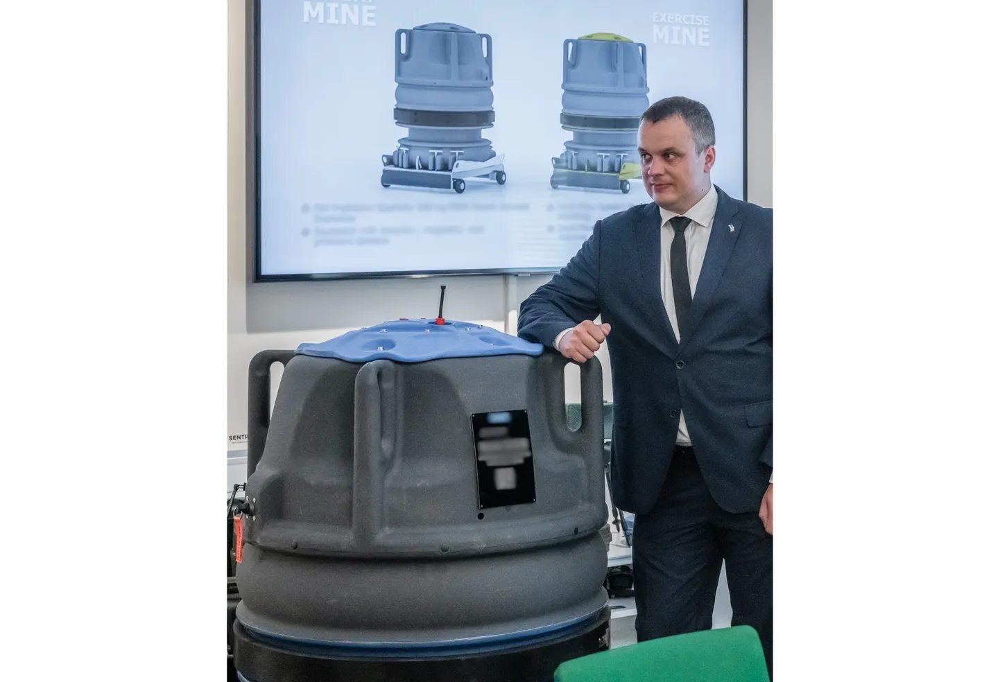 Riigi Kaitseinvesteeringute Keskuse õhu- ja mereväe kategooriajuht Asko Kivinuk meremiini maketiga.