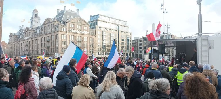Российский флаг на митинге в центре Амстердама, февраль 2023 года.