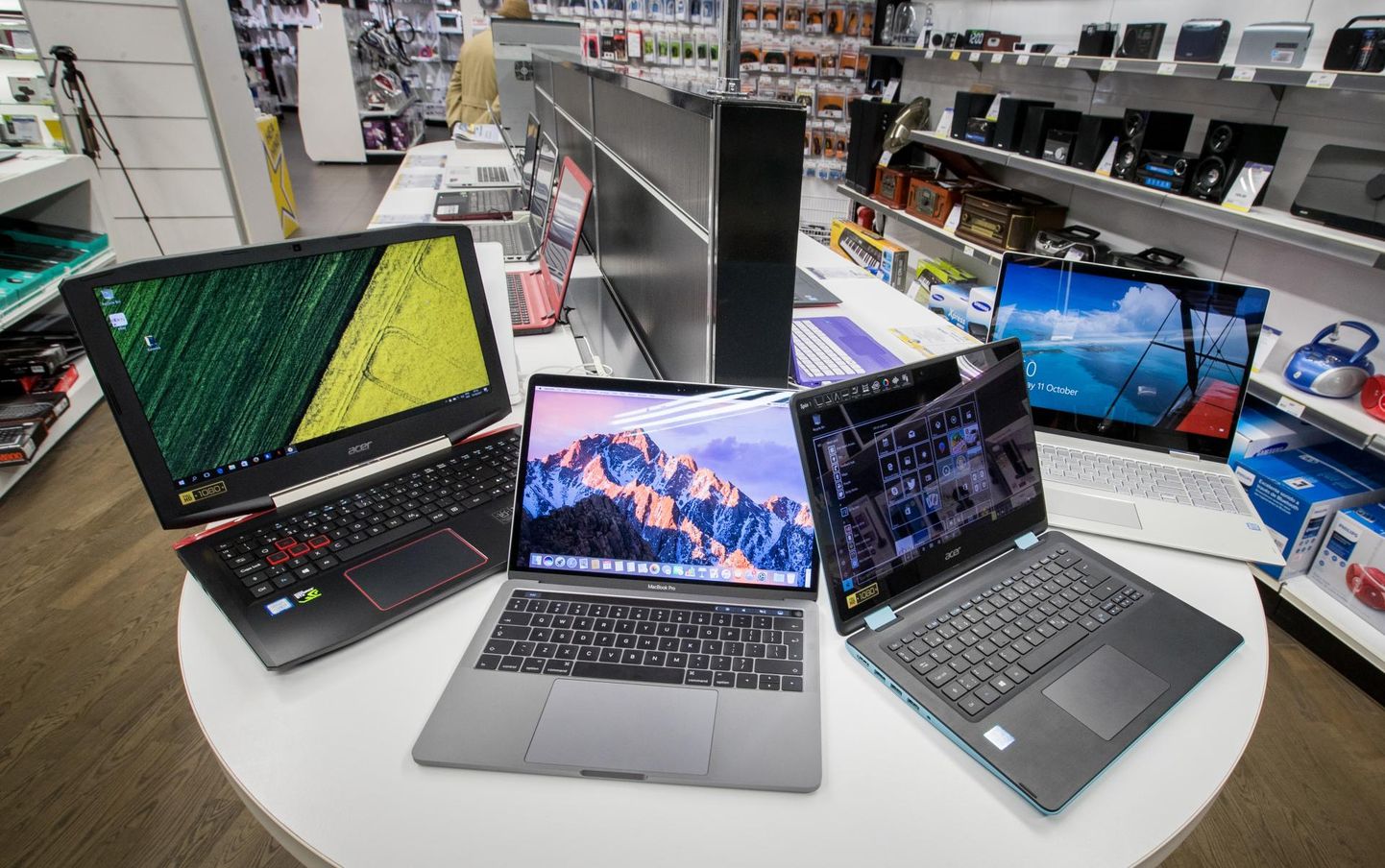 Varas näppas Rakveres kauplusest sülearvuti. Foto on illustratiivne.
