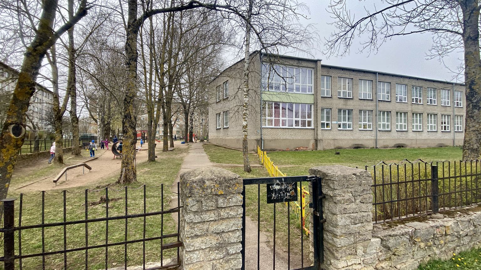 Старые дом и территория нарвского детского сада "Punamütsike".