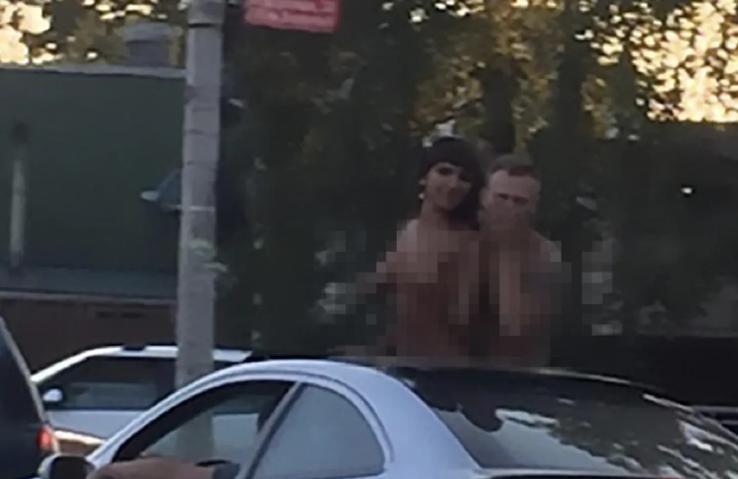 Paarike seksis autokatusel
