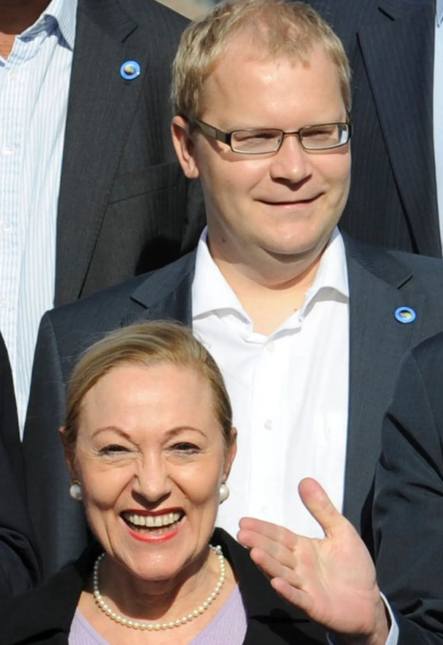 Sellel fotol on Urmas Paet 4. septembril Stockholmis Euroopa Liidu välisministrite kohtumisel. Tema ees seisab Euroopa Komisjoni välissuhete volinik Benita Ferrero-Waldner, kes ühe versiooni järgi avaldas Eestile survet, arvata kaks Vene poliitikut Schengeni viisaruumi mustast nimekirjast välja.