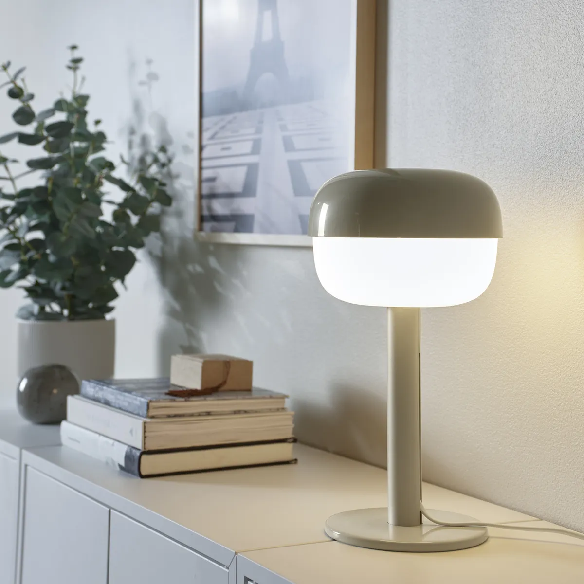 Самый модный тип светильника: настольная лампа в форме гриба.