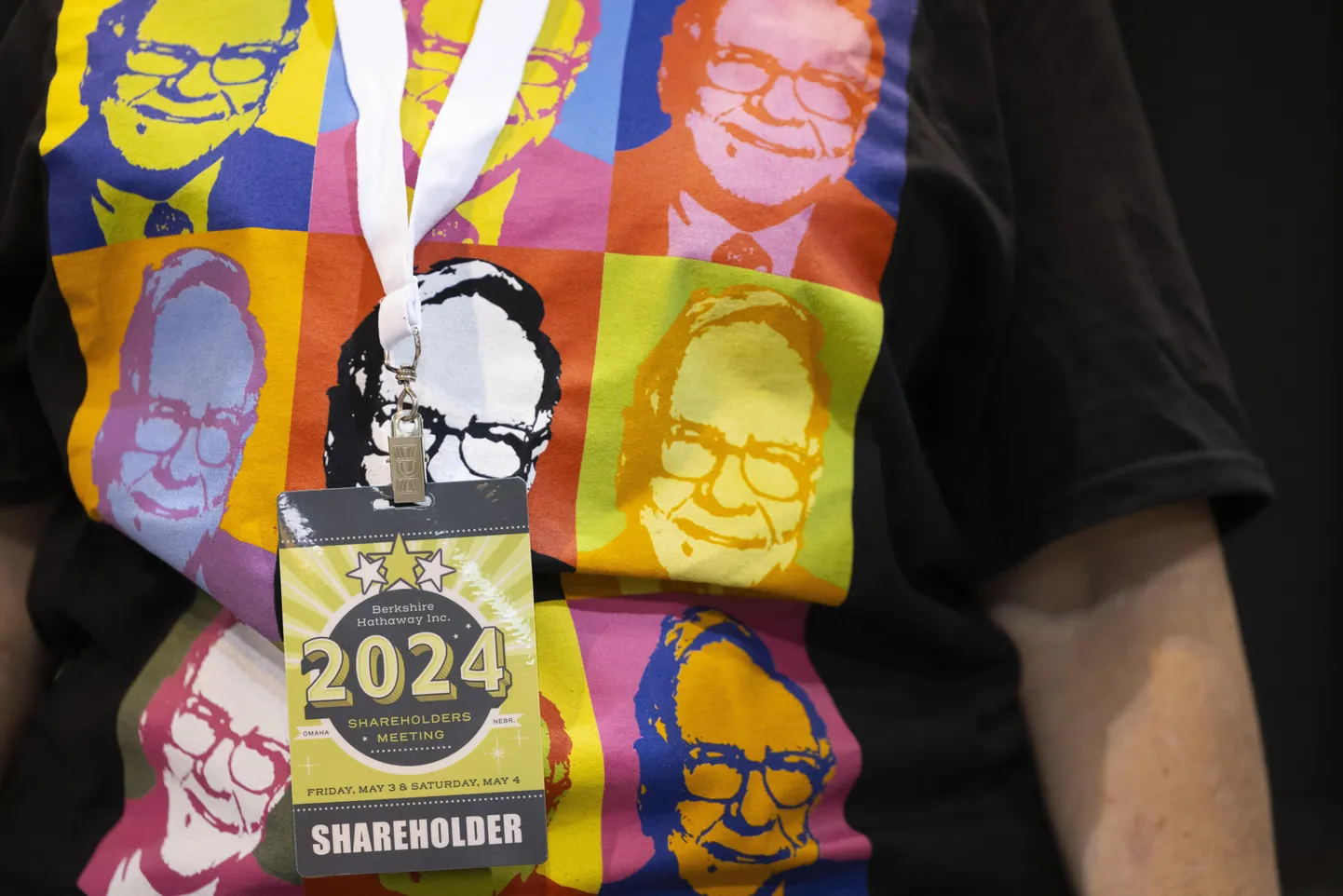 Aktsionär kannab Warren Buffetti t-särki Berkshire Hathaway 2024. aasta aktsionäride üldkoosolekul