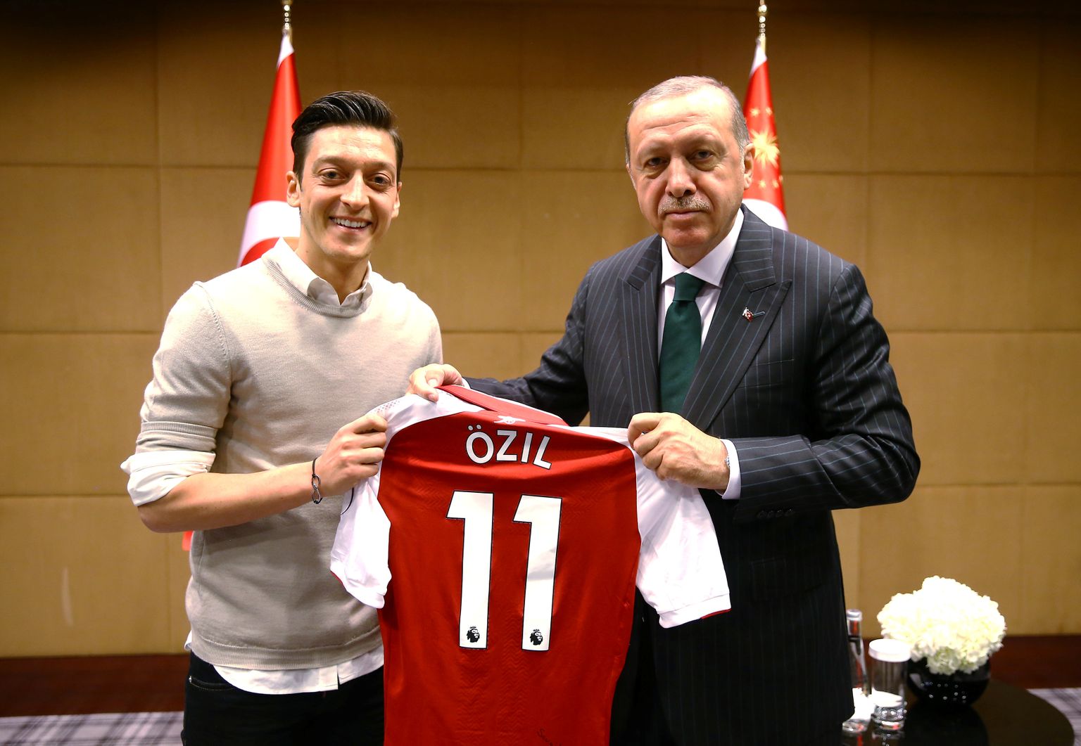 Recep Tayyip Erdogan (paremal) ja Londoni Arsenali mängija Mesut Özil Londonis.