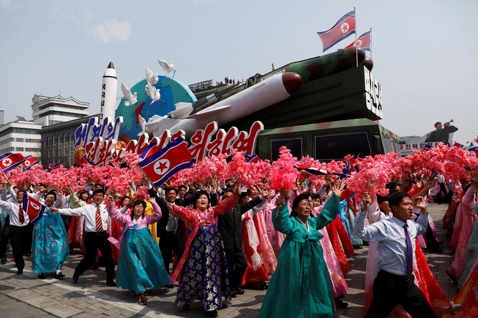 Põhja-Koreas toimus nädalavahetusel suur sõjaväeparaad, millega tähistati riigi looja Kim Il-Sung 105. sünniaastapäeva.