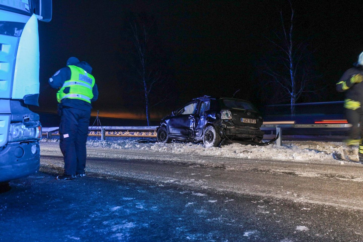 Haljala vallas juhtus täna tunni vältel kolm avariid, sest juhid ei saanud sõidukeid libedal teel aegsasti pidama.