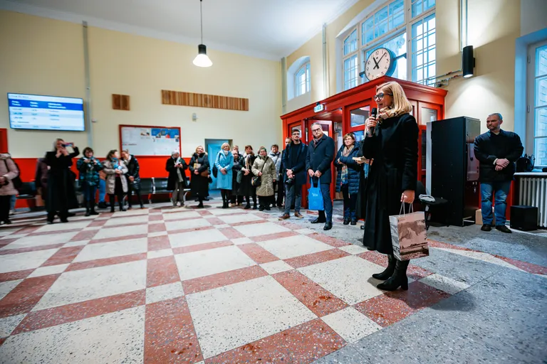 В честь Дня эстонской литературы на Нарвском железнодорожном вокзале открылась дорожная библиотека. О содержимом книжных полок позаботится Нарвская центральная библиотека. В церемонии открытия приняла участие министр культуры Пирет Хартман.