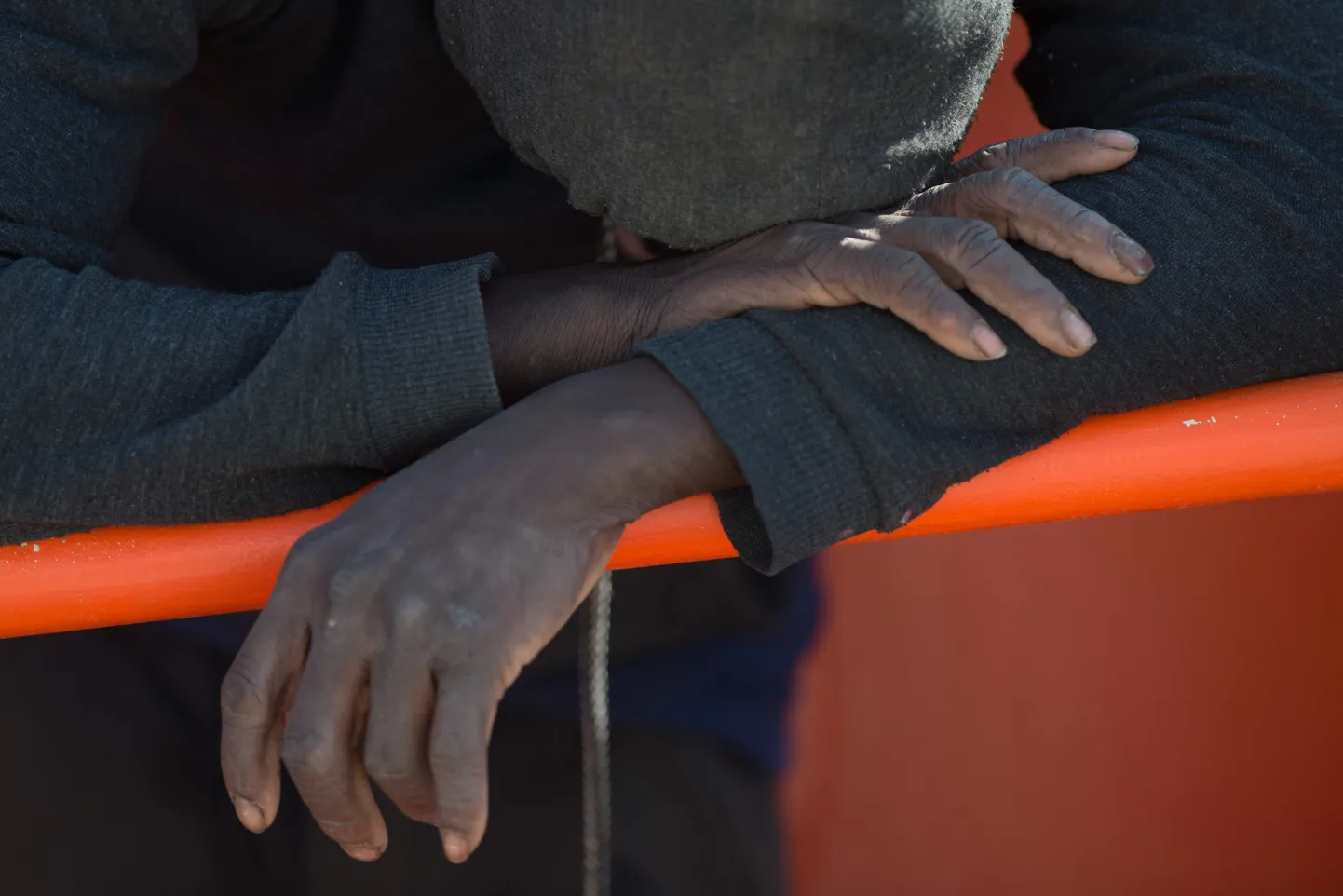 «Ellujäänute jutu järgi oli paadis 15 inimest. Päästeteenistus jätkab otsinguid,» ütles Lanzarote kohaliku valitsuse esindaja.