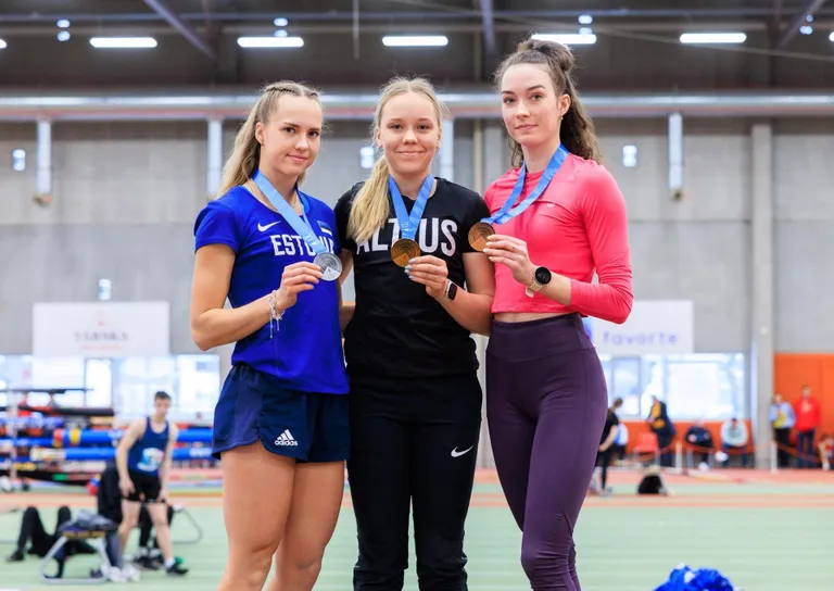 Ann Marii Kivikas (keskel) võitis kolm kulda.
