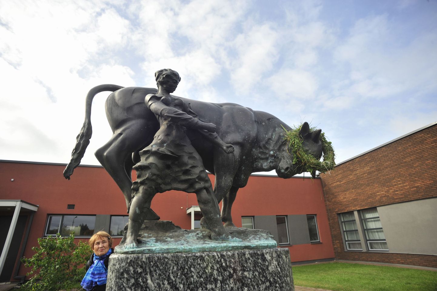 Eesti Maaülikooli loomakliiniku juures avati skulptorite Ilme ja Riho Kulla skulptuur «Tüdruk pulliga». Varem asus sama taies Kreutzwaldi 1a mõisamaja ees.