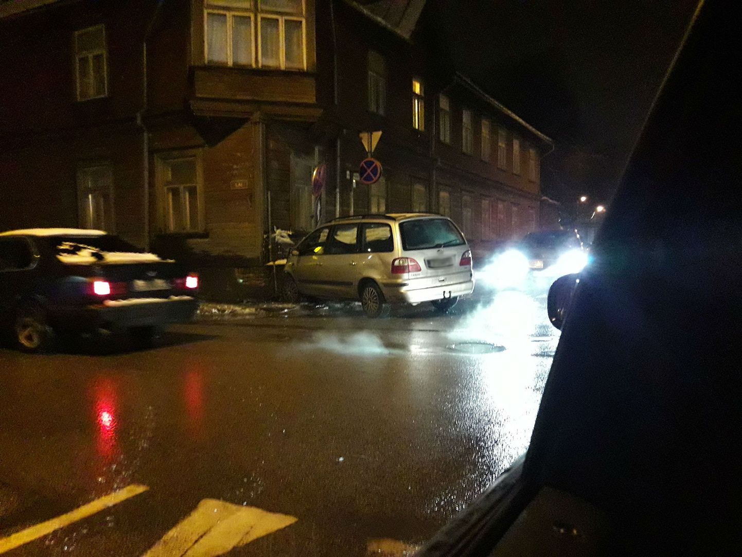 Pärnus paiskus sõiduauto liiklusõnnetuse käigus vastu majaseina.