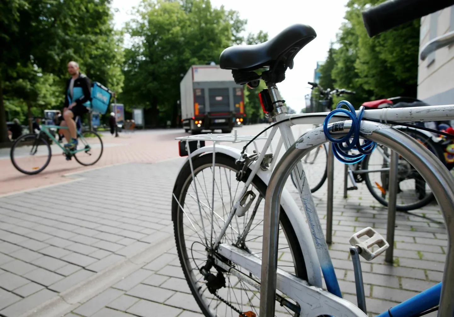 Rattaid varastatakse kõige enam avalikust ruumist, näiteks kaupluste ja kohvikute eest, majaesistest rattahoidlatest ja tänavapostide küljest.