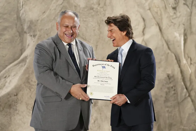 Carlos Del Toro ja Tom Cruise.