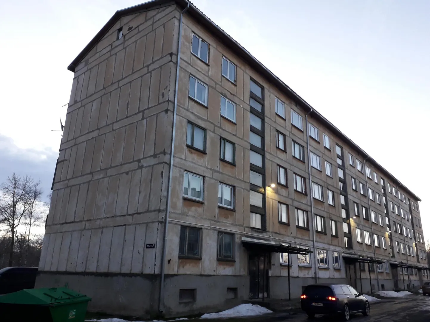 Eha tänava kortermaja ümber valitses 1. jaanuari pärastlõunal vaikus.
