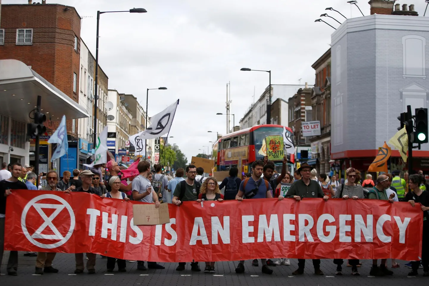 Mullu sügisel panid keskkonnaaktivistid Ühendkuningriigis aluse rühmitusele Vastuhakk Väljasuremisele (Extinction Rebellion), mis on tänavu kevadel ja suvel korraldanud mitmel pool riigis ulatuslikke proteste, millest osa on muutunud vägivaldseks. Pildil liikumise aktivistid juuli keskel Londoni idaosas Dalstonis tänavat blokeerimas.