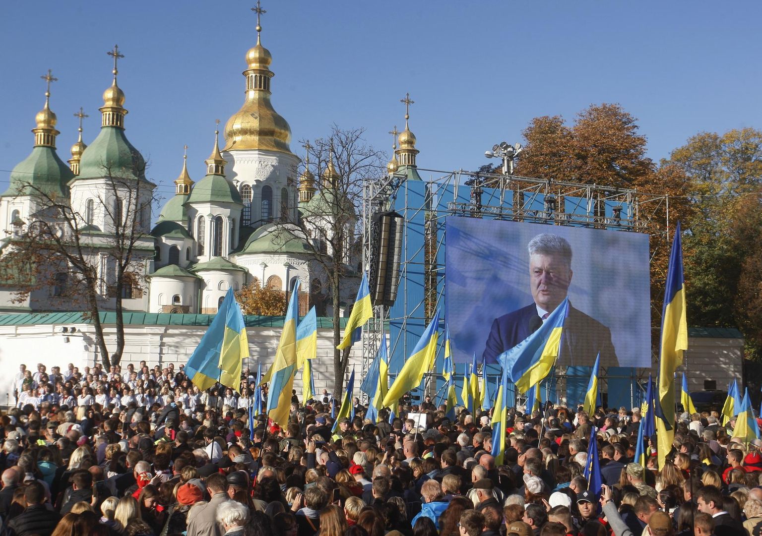 Ukraina presidendil Petro Porošenkol (ekraanil) on Ukraina kiriku autokefaaliast omajagu plusspunkte võita.