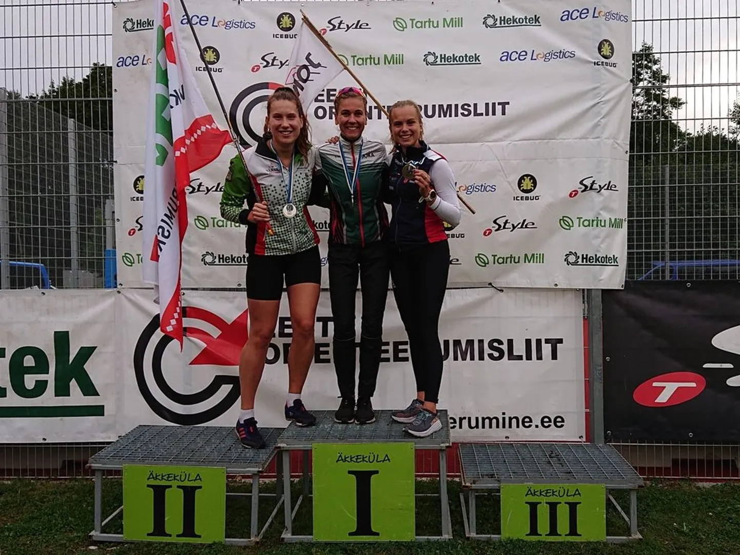 Tänavustel Eesti meistrivõistlustel orienteerumise sprindi autasustamispoodiumile tõusid hõbedal Emily Raudkepp (vasakul), kullavõitja Evely Kaasiku ja pronksil Teele Telgma.