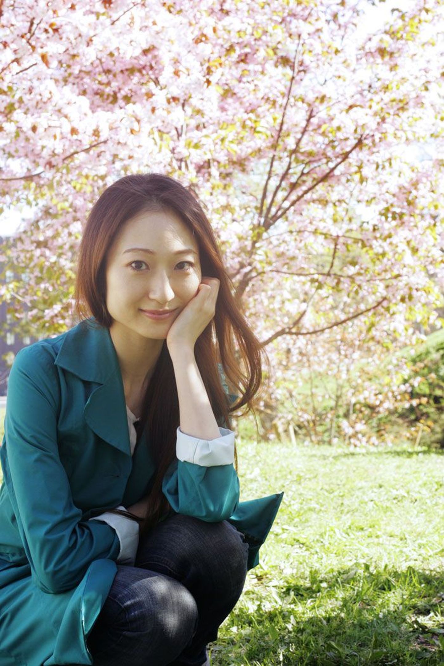 Hanami: Nanae Maruyama imetleb Jaapani saatkonna ees kirsiõisi.