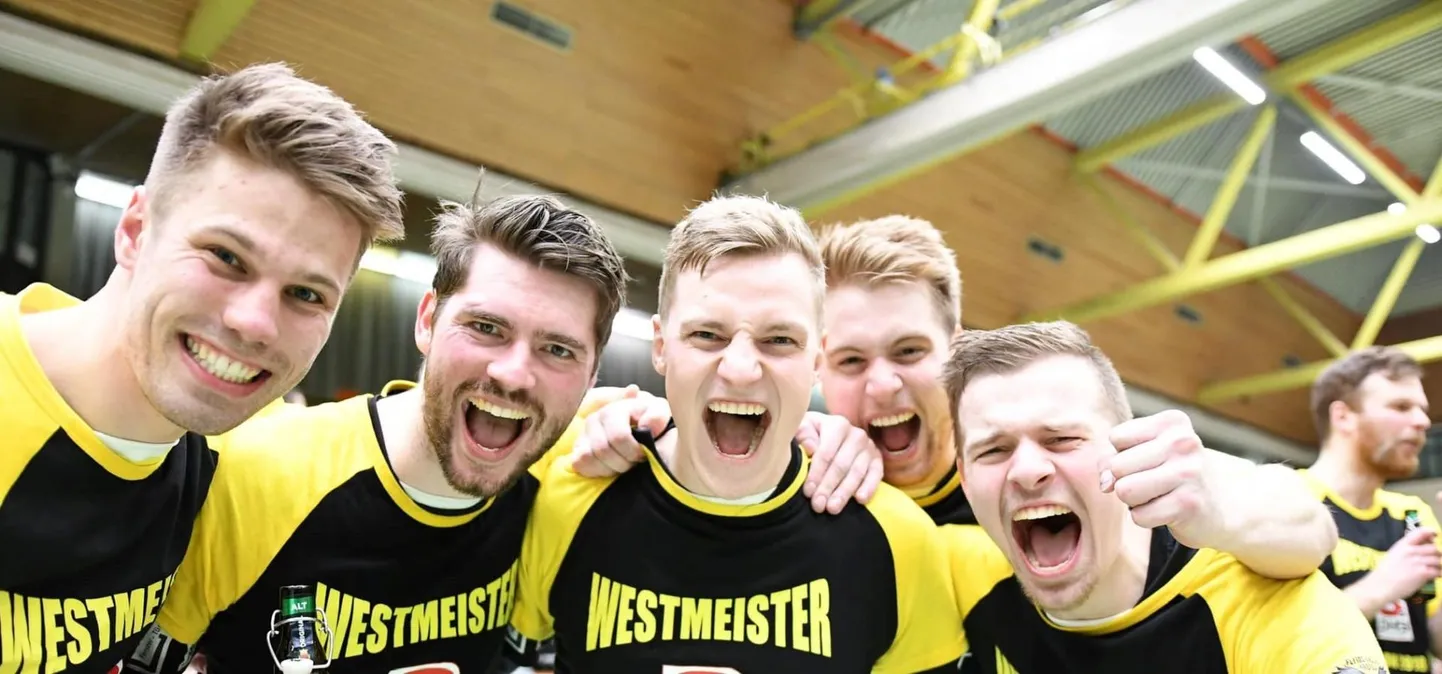 Karl Roosna (keskel) vormistas üheskoos koduklubiga HSG Krefeld Saksamaa kolmanda liiga läänetsoonis võidu, olgugi et mängida jääb veel kolm vooru.