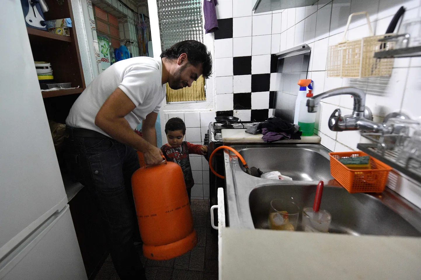 Mohamed Chairi koos kaheaastase pojaga gaasiballooni vahetamas.