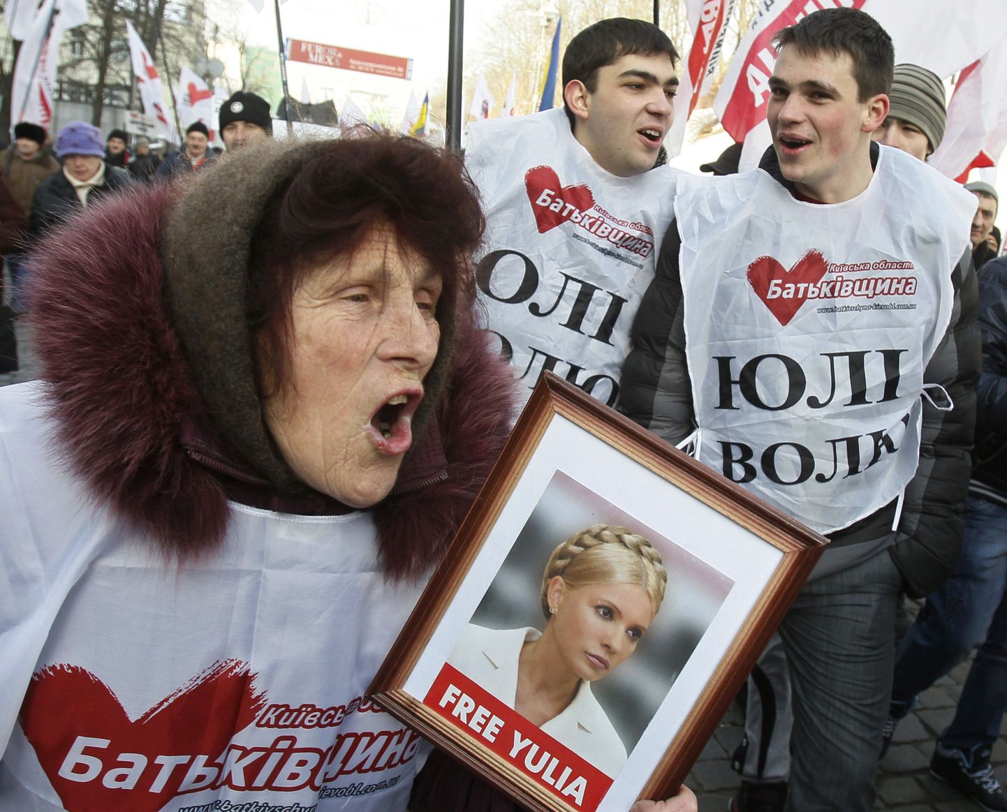 Ukraina endise peaministri Julia Tõmošenko poolehoidjate meeleavaldus 25. veebruaril Kiievis.