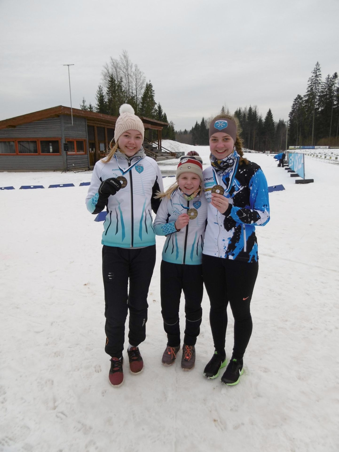Viljandimaa suusatajad Teesi Tuul, Jane Bergman ja Andra Aavik naasid Haanjas peetud noorte suusasarja etapilt kolmanda kohaga.