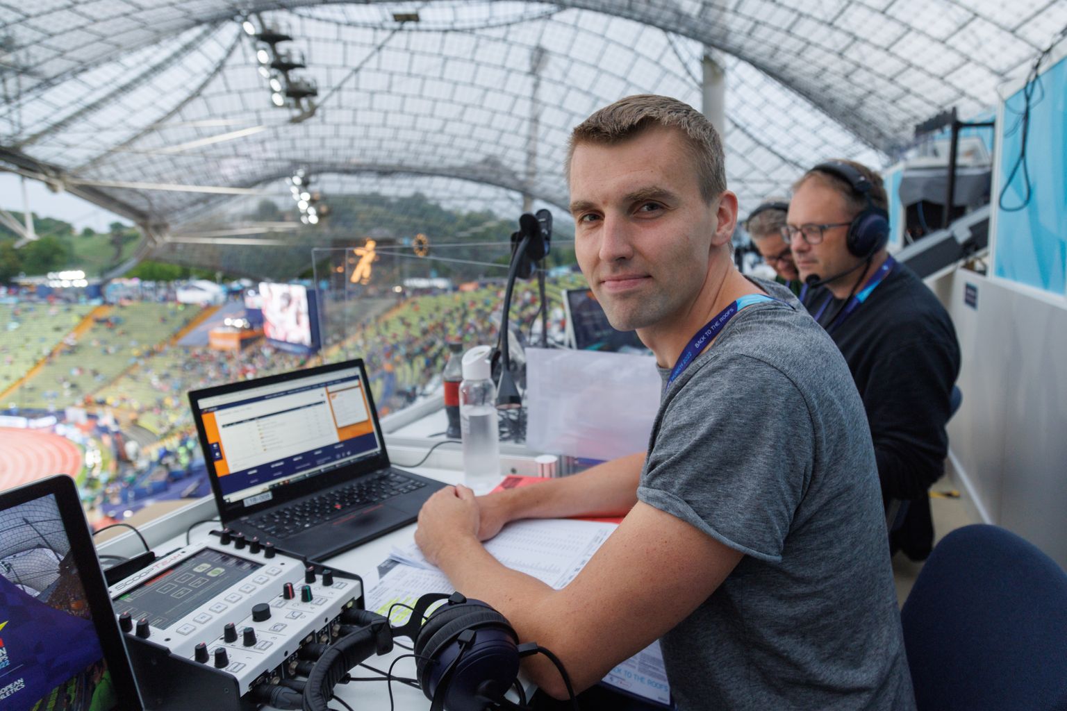 Juhan Kilumets oma tööpostil Müncheni olümpiastaadionil.