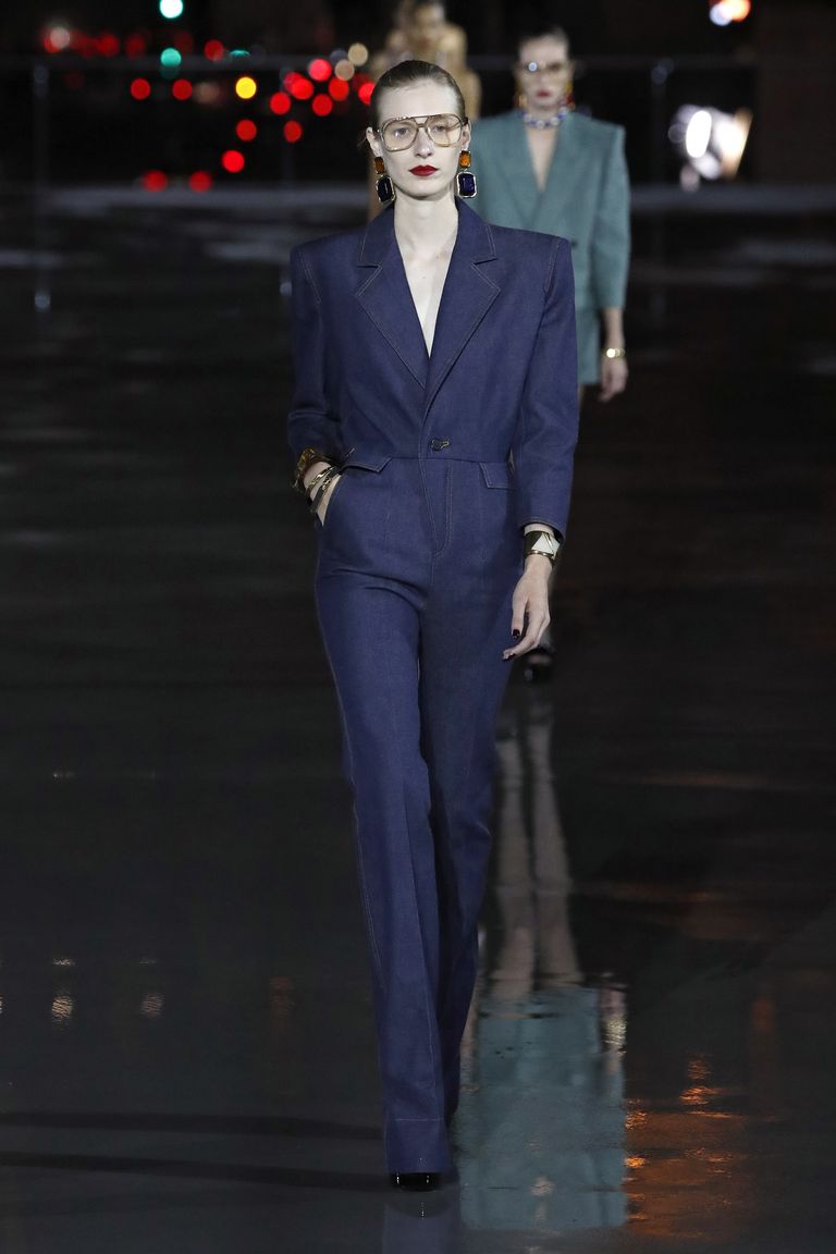 Модель на показе Yves Saint Laurent на Paris Fashion Week