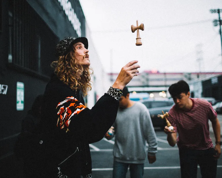 BMX-rattur ja kendama-aktivist Reed Stark mänguhoos.