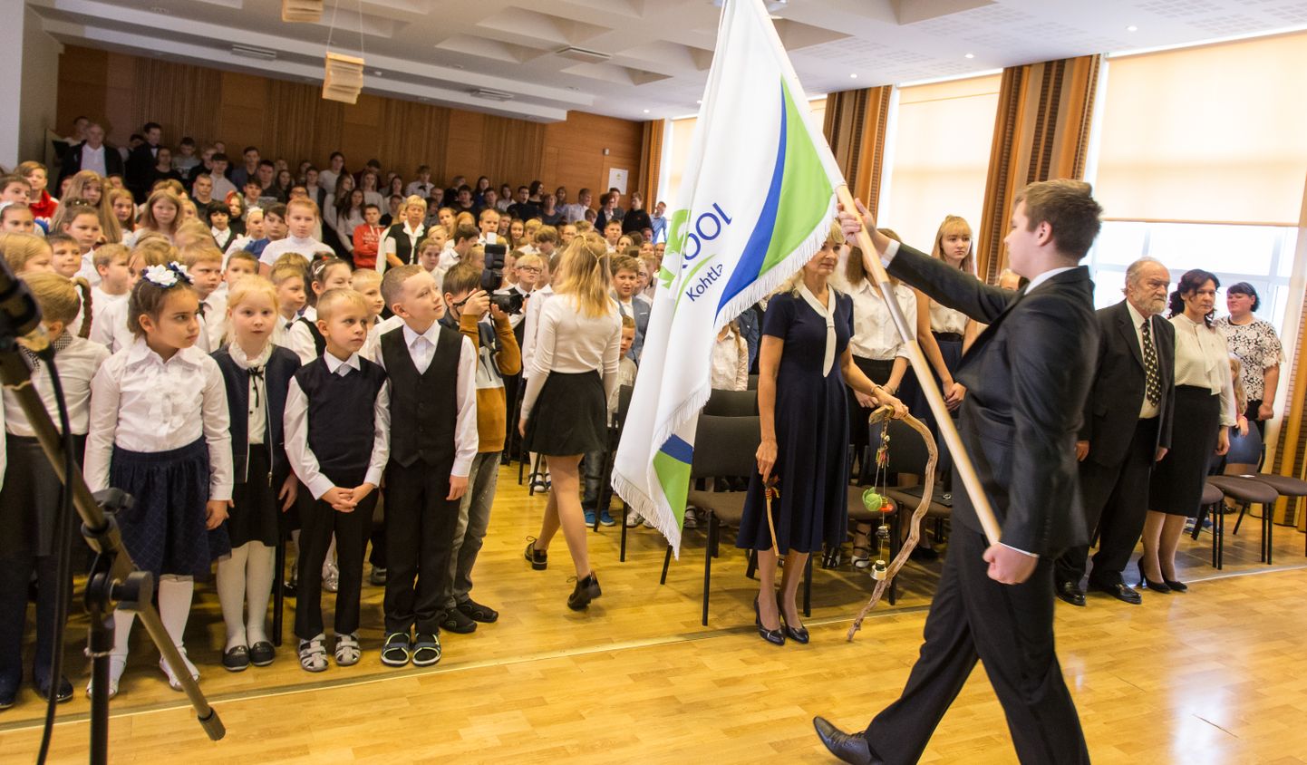 Eesti õppekeelega Järve kooli 320 õpilasest 180 kodune keel ei ole eesti keel. Pilt on tehtud oktoobris, kui põhikooliks muutunud kool tähistas oma 97. sünnipäeva ning sai tuttavaks uue lipu, logo ja koolilauluga.