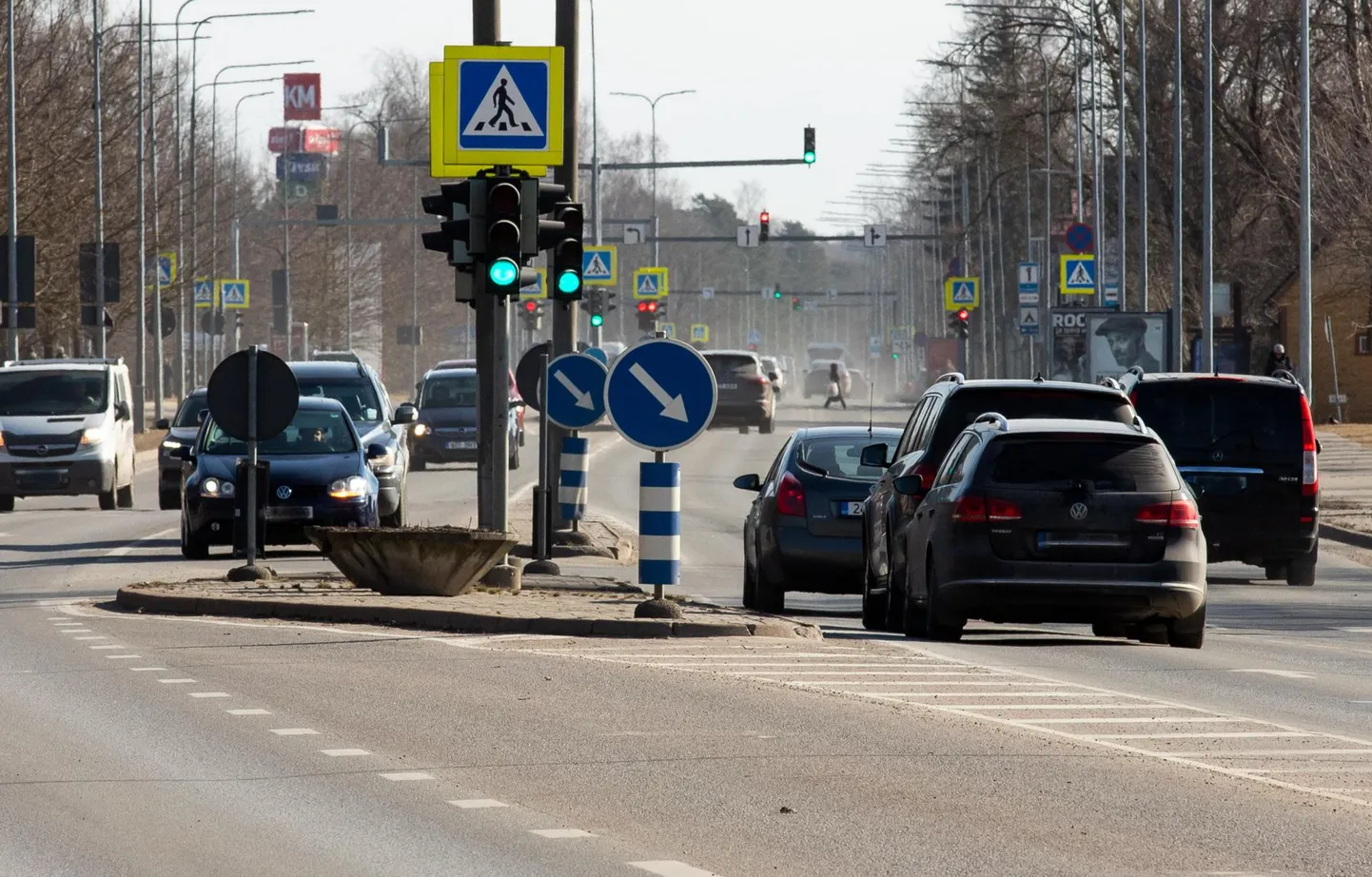 Tänavakoristusautod alustasid küll tööd nädala eest, aga isegi Pärnu üks peatänavaid Riia maantee tolmab praegu meeltult ja õhus hõljub ühtlane tolmuvine.